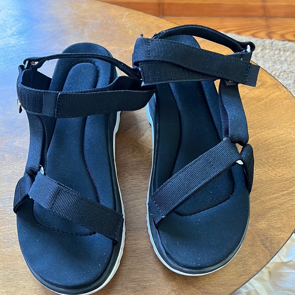 TEVA Jadito universal sandal in black and white